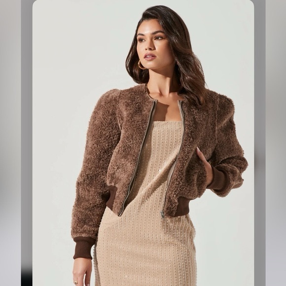 Astr Jackets & Blazers - ASTR the Label Stacy Cropped Jacket | XS
